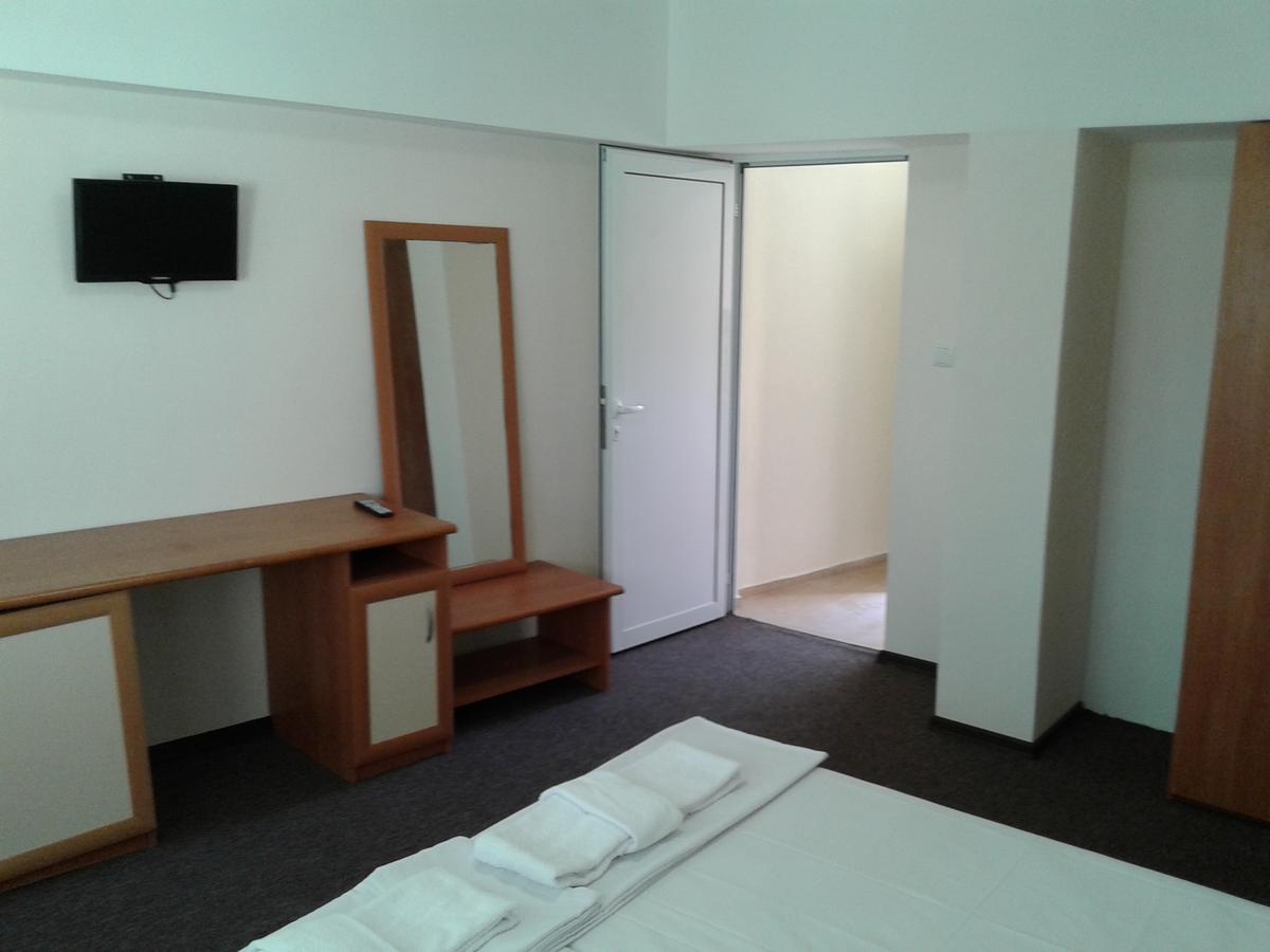 Hotel Stroitel 希萨里亚 外观 照片