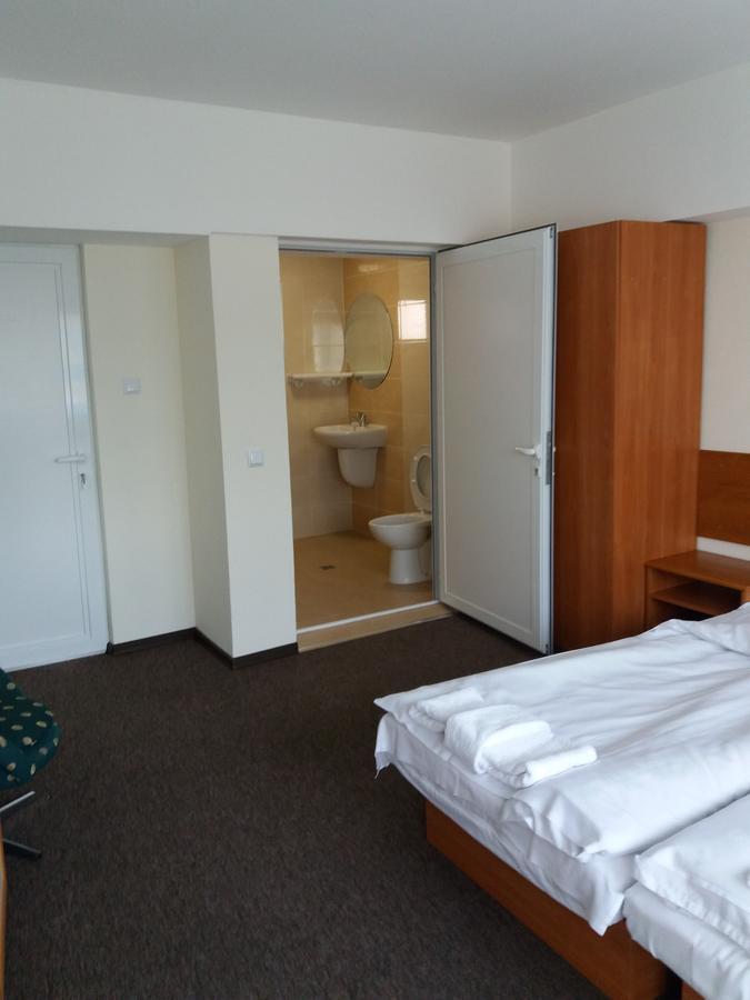 Hotel Stroitel 希萨里亚 外观 照片